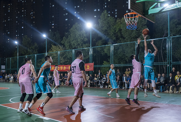 中新網7月9日電 據(jù)NBA中國官網消息，距離自由球員正式簽約還有兩天時間，但基本可以確定保羅留快船，霍華德去火箭，保羅-皮爾斯以及加內特被送到了籃網。夏季聯(lián)賽也是球隊考察球員的機會，一些自由球員也會在此期間簽約，交易永遠都在進行。NBA官網以目前的交易為基礎，對下賽季東部各支球隊的季后賽排名進行了預測。
